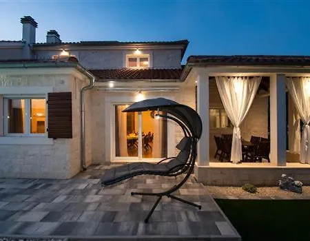 Villa W H I T E S T O N E